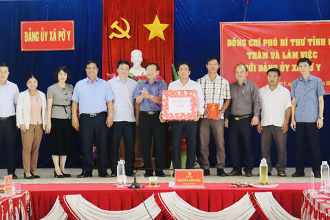 Phó Bí thư Tỉnh ủy Nguyễn Văn Hòa thăm và làm việc với Đảng ủy xã Pờ Y
