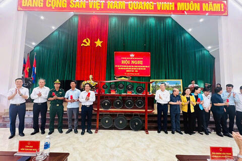 Đoàn đại biểu Quốc hội tỉnh Hòa Bình Tiếp xúc cử tri tại xã Pờ Y, huyện Ngọc Hồi, tỉnh Kon Tum năm 2024.