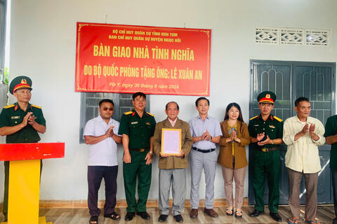 Khánh thành và bàn giao  “Nhà tình nghĩa” cho ông Lê Xuân An, hộ gia đình có công với cách mạng tại thôn Kon Khôn xã Pờ Y