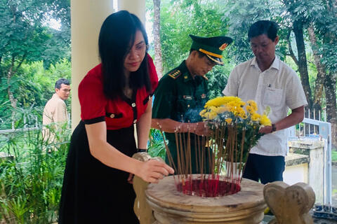 Viếng Nhà Bia Tưởng Niệm  nhân dịp Quốc khánh 2/9